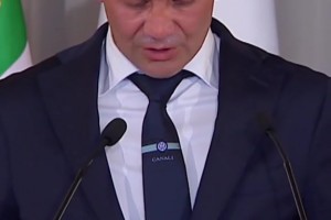 热的还是紧张的😐？国米主帅齐沃在意大利总统面前演讲满头大汗